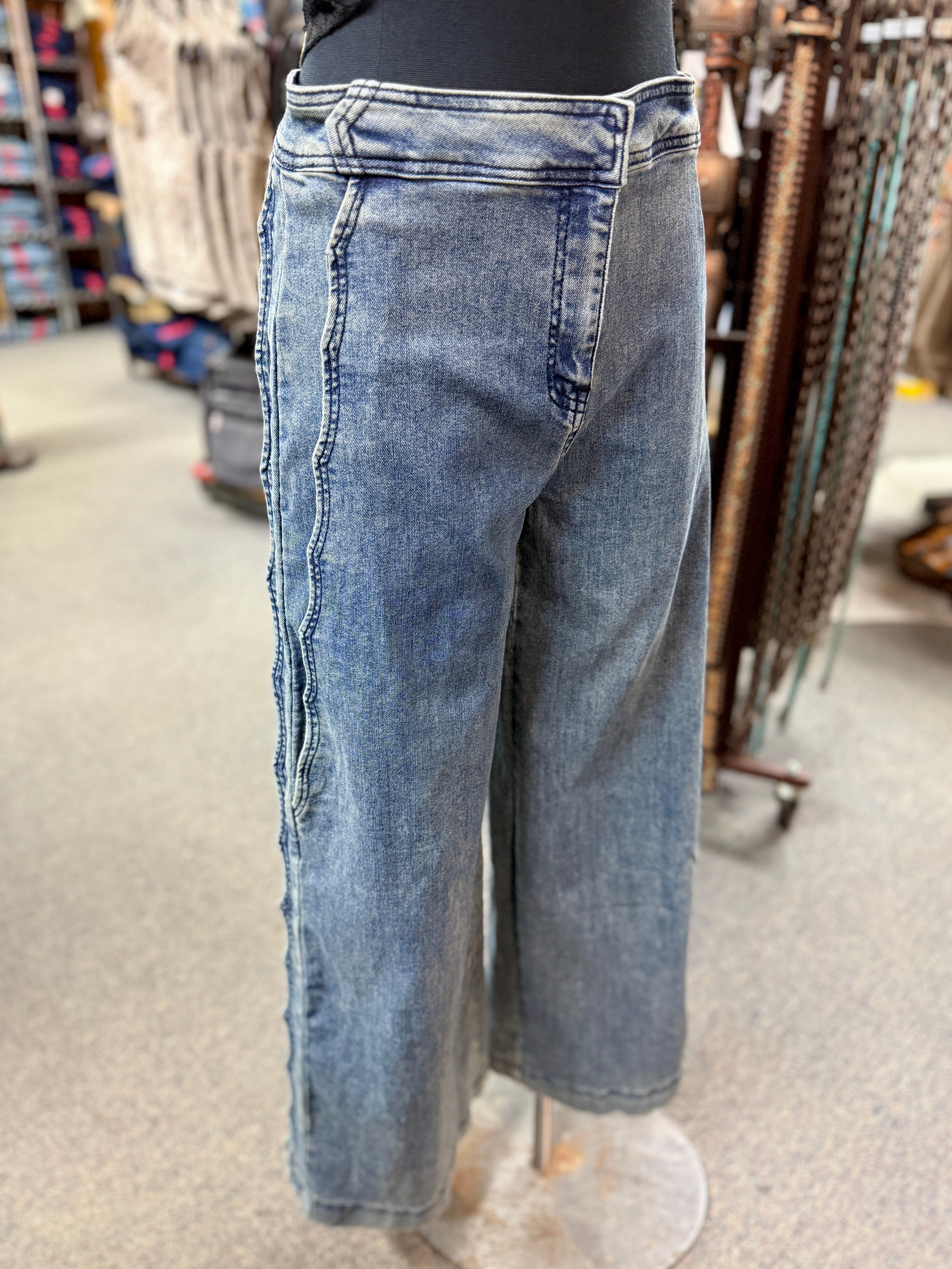 Scalloped Edge Wide Leg Jean